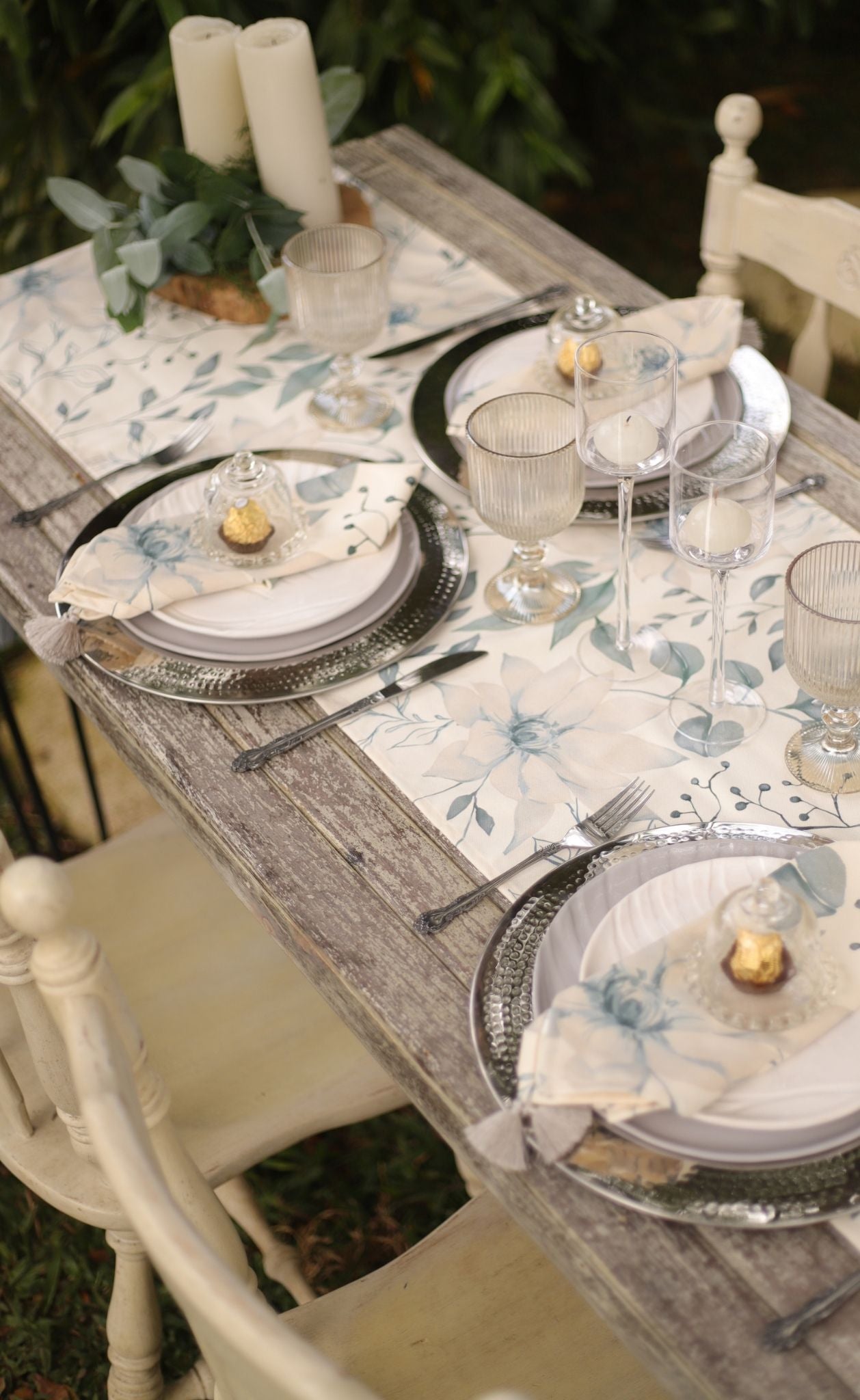 Snowleaf Table Runner