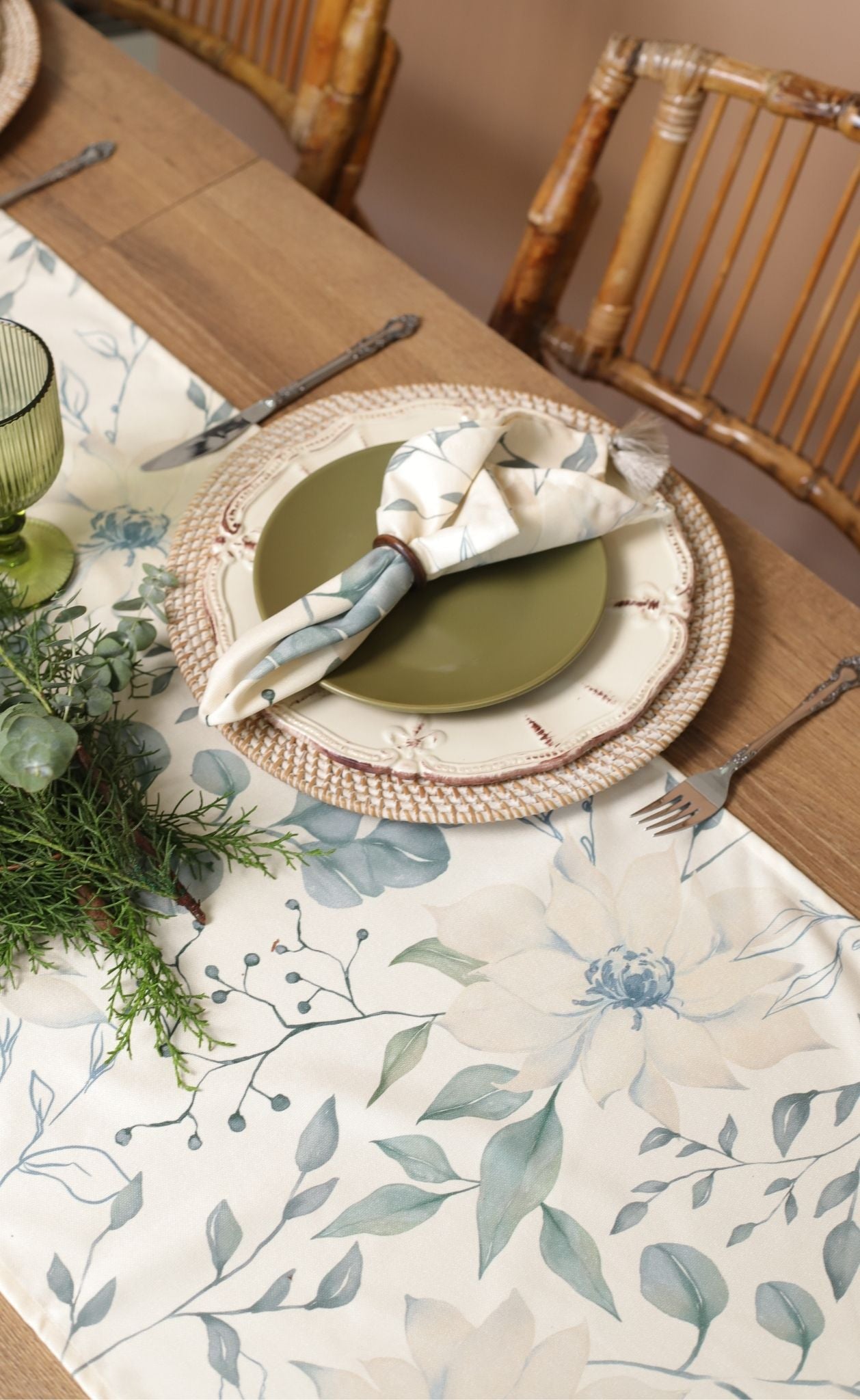 Snowleaf Table Runner